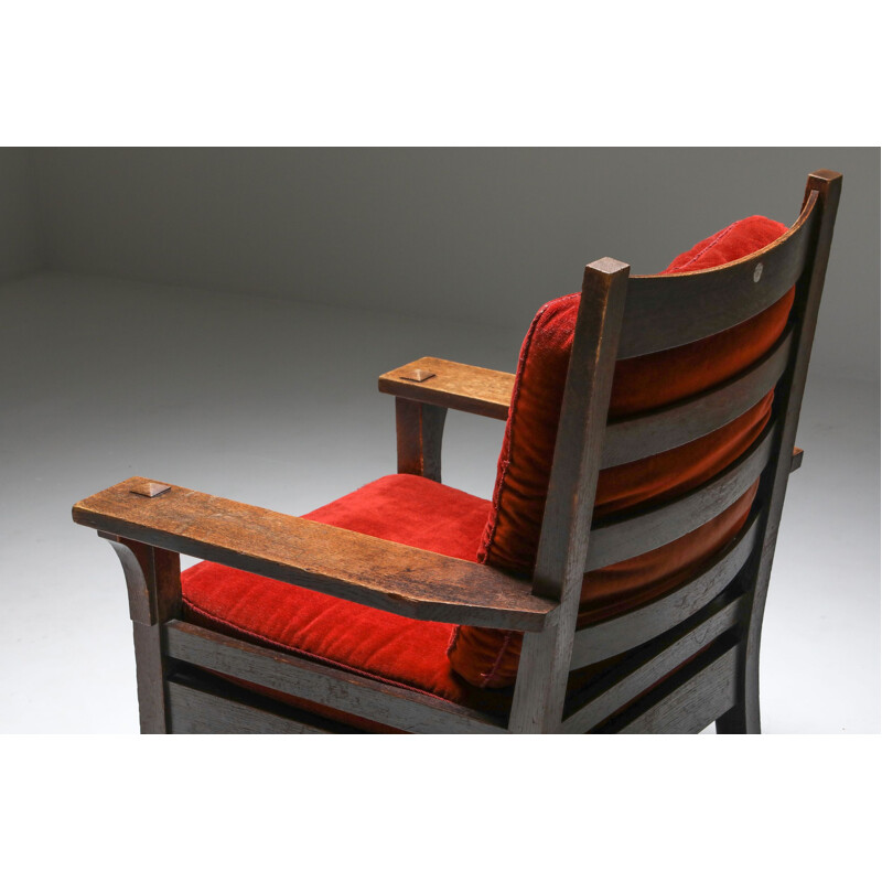 Fauteuil vintage en velours rouge par le maître des arts et métiers  américains Gustav Stickley Oak