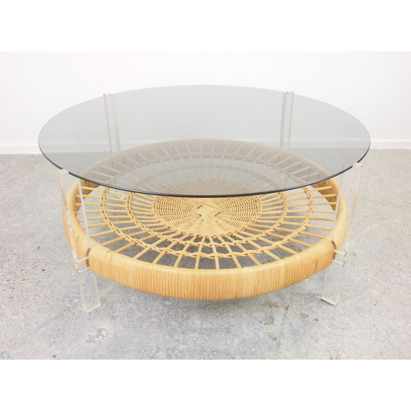 Table basse vintage ronde avec verre fumigène et rotin avec supports lucites