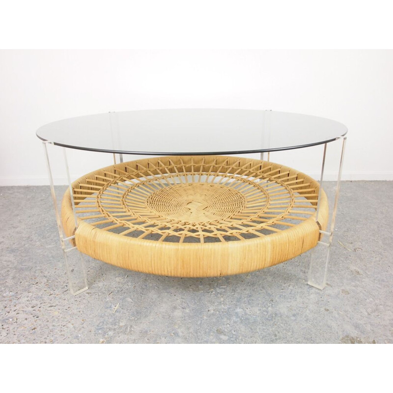 Table basse vintage ronde avec verre fumigène et rotin avec supports lucites