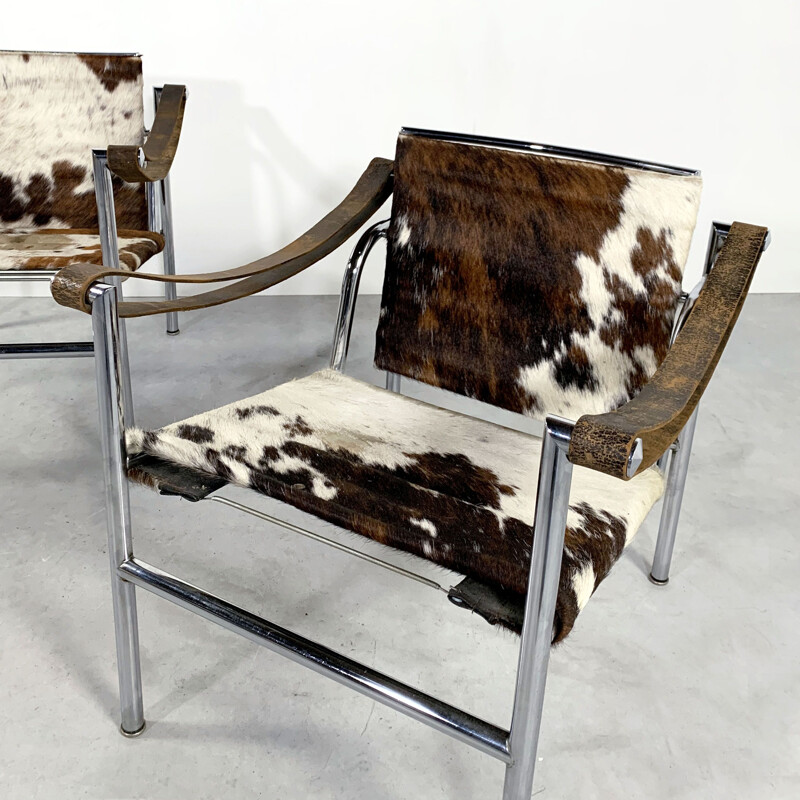 Paire de fauteuils vintage en peau de vache de Le Corbusier pour Cassina  1970