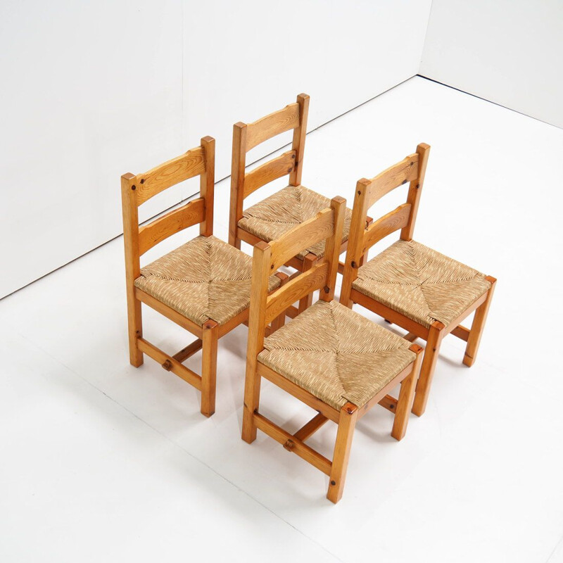 Suite de 4 chaises vintage en bois de pin avec assise en paille 1970