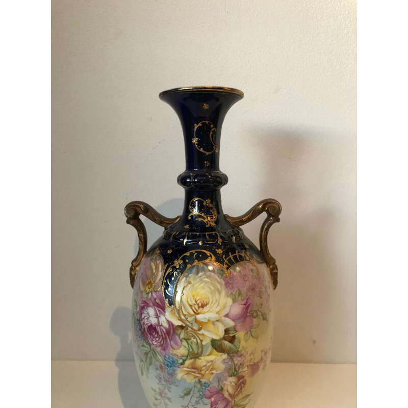 Vaso de porcelana vintage com flores pintadas à mão