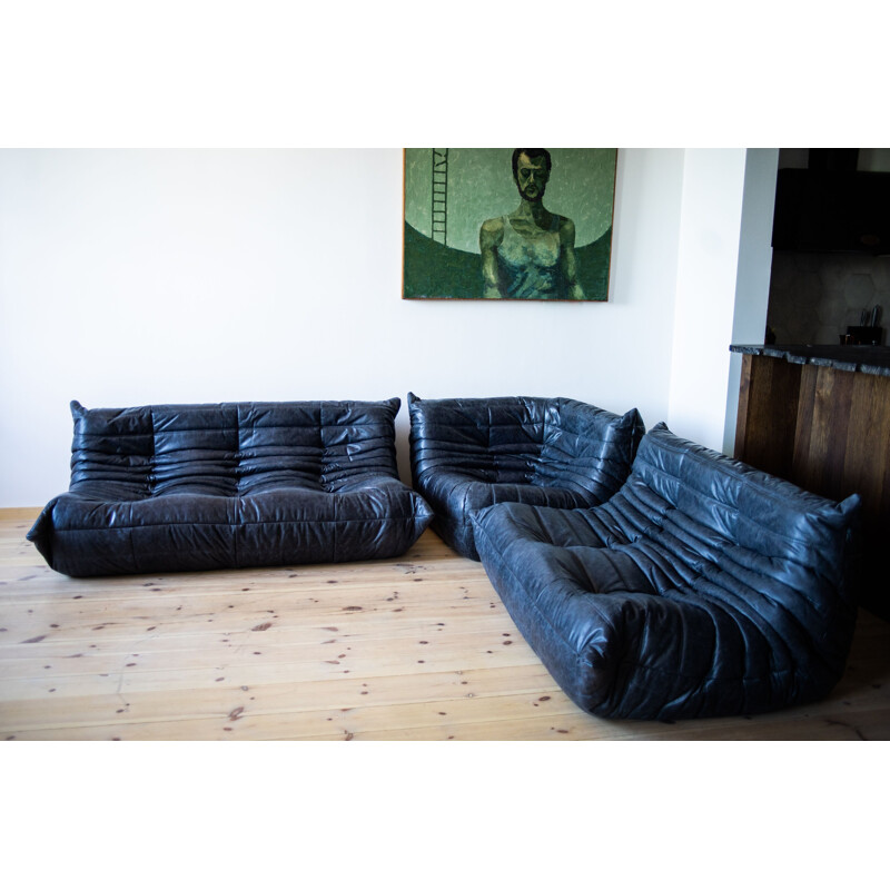 Conjunto de sofás de 3 e 2 lugares com poltrona de canto Togo vintage em  couro