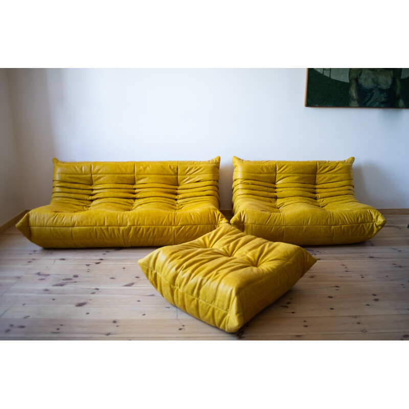 Conjunto de sofás de 3 e 2 lugares com pouffe de couro Togo vintage de  Michel