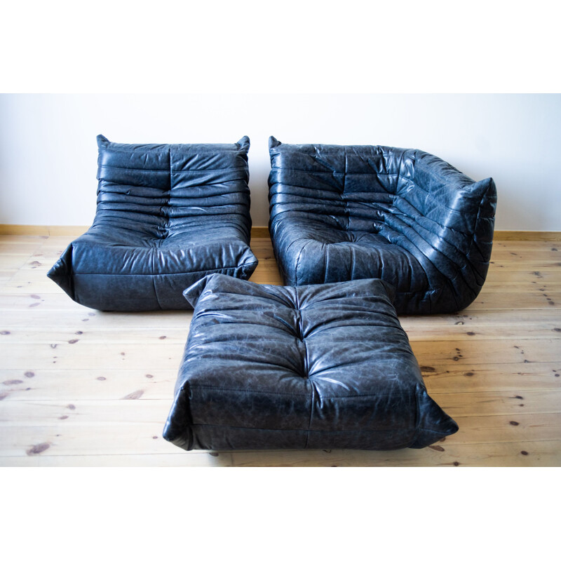 Ensemble de chauffeuse et fauteuil d'angle avec pouf Togo vintage en cuir  par Michel Ducaroy
