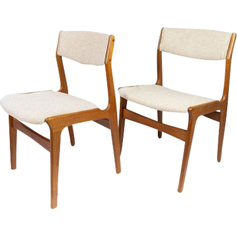 Paire de chaises vintage en teck et tapissées de tissu clair par Erik Buch  1960