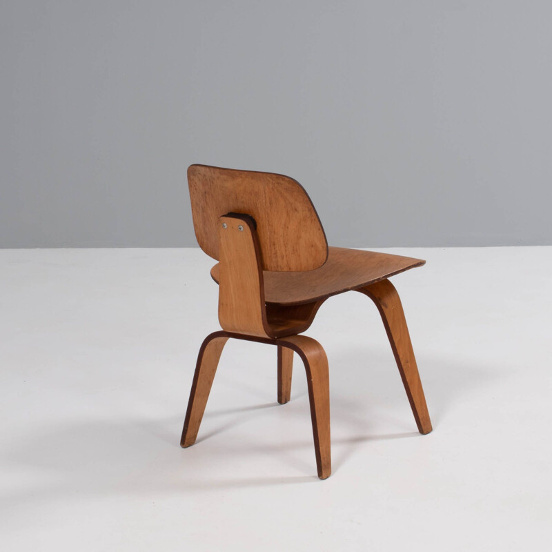Bij naam Wanneer Maken Pair of vintage DCW dining chairs by Charles & Ray Eames, 1950s