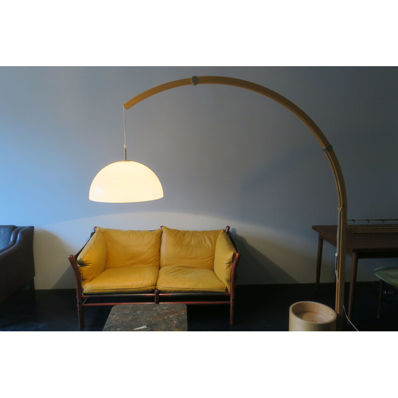 Lampadaire à arc scandinave vintage en bois et laiton