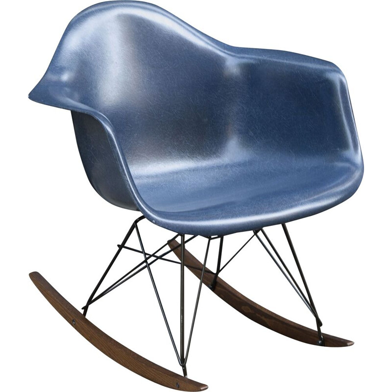 Chaise à bascule vintage RAR navy blue de Charles & Ray Eames par Herman  Miller
