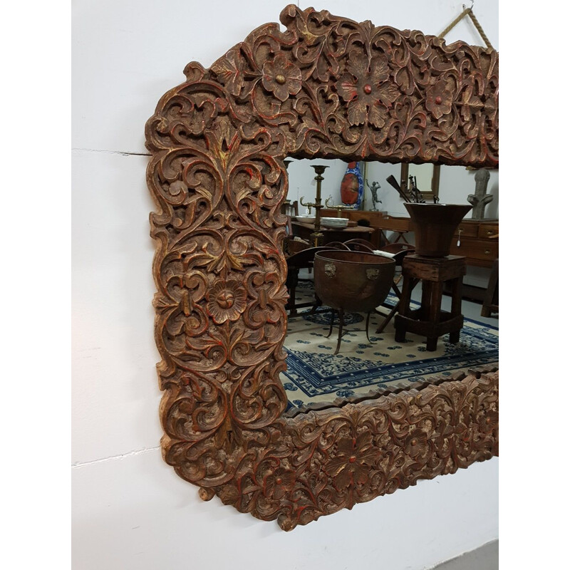 Vintage koloniale spiegel in houtsnijwerk