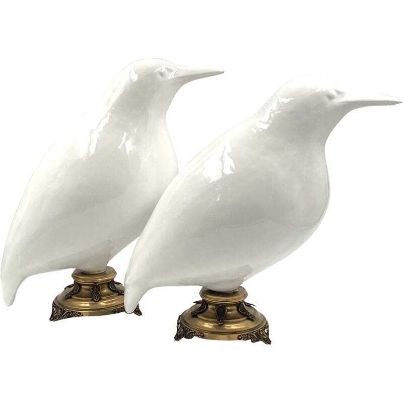 Coppia di sculture vintage di uccelli martin pescatore in ceramica bianca e  basi in ottone