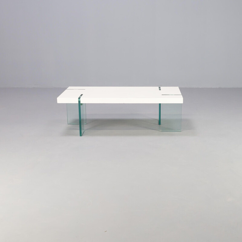 Table basse italienne vintage avec pieds en verre et plateau laminé blanc