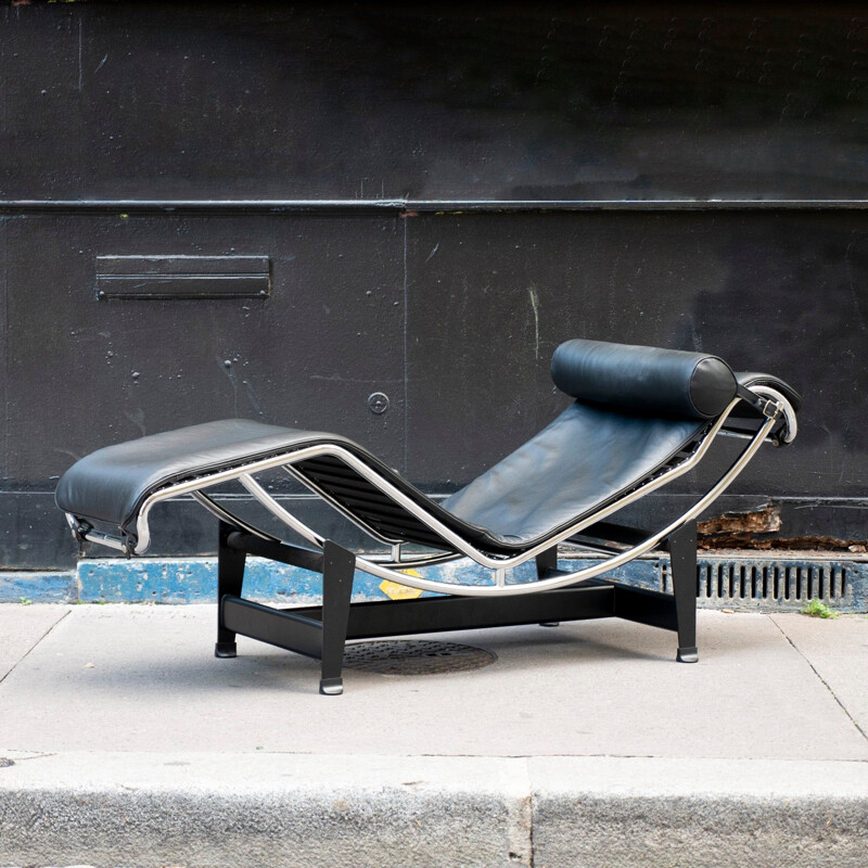 Fauteuil lounge vintage Lc4 en cuir noir de Le Corbusier pour Cassina, 1995