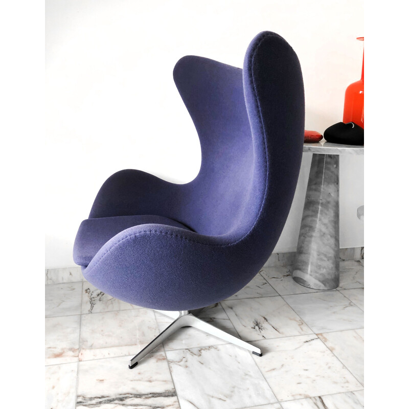 Array Specimen noedels Vintage paarse "Egg chair" fauteuil van Arne Jacobsen voor Fritz Hansen