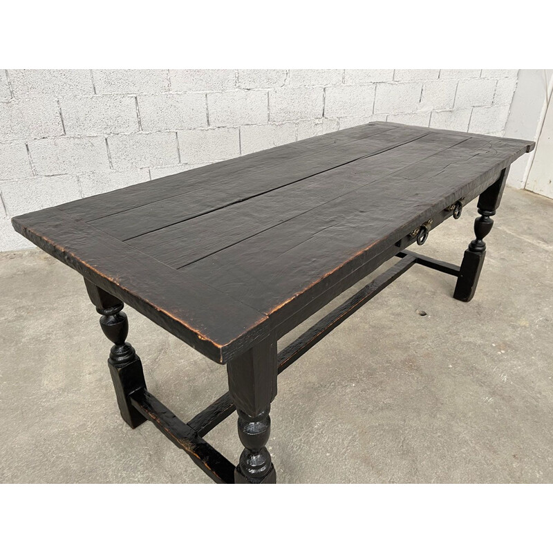 Table brutaliste vintage avec finition en bois brulé