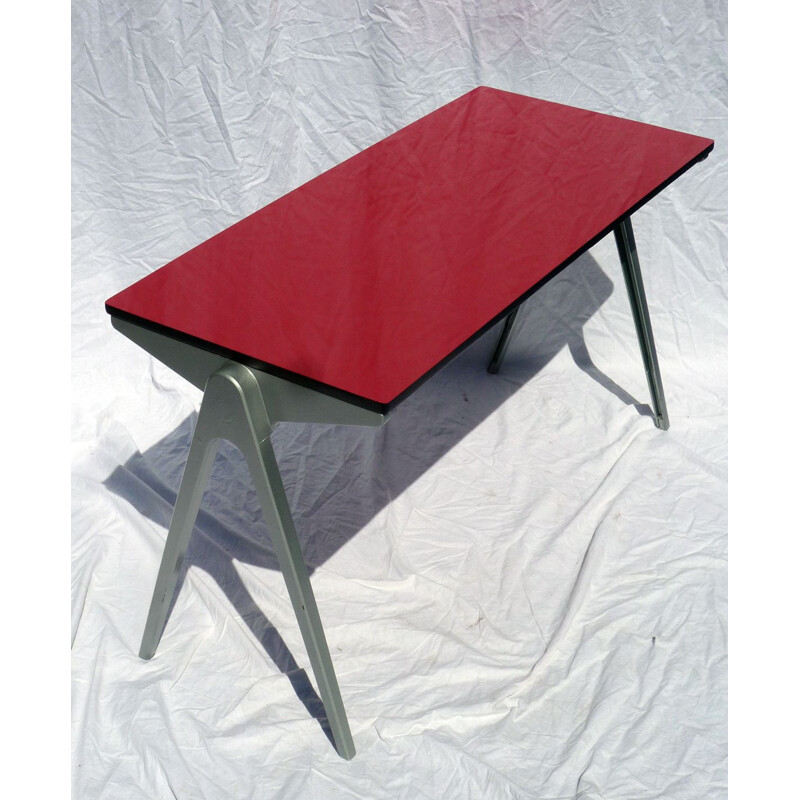 Vintage-Beistelltisch aus Stahl mit rot glänzender Laminatplatte