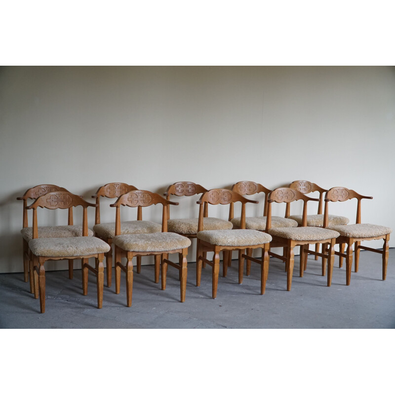 Ensemble de 10 chaises vintage en bois de chêne et retapissées en laine  d'agneau par