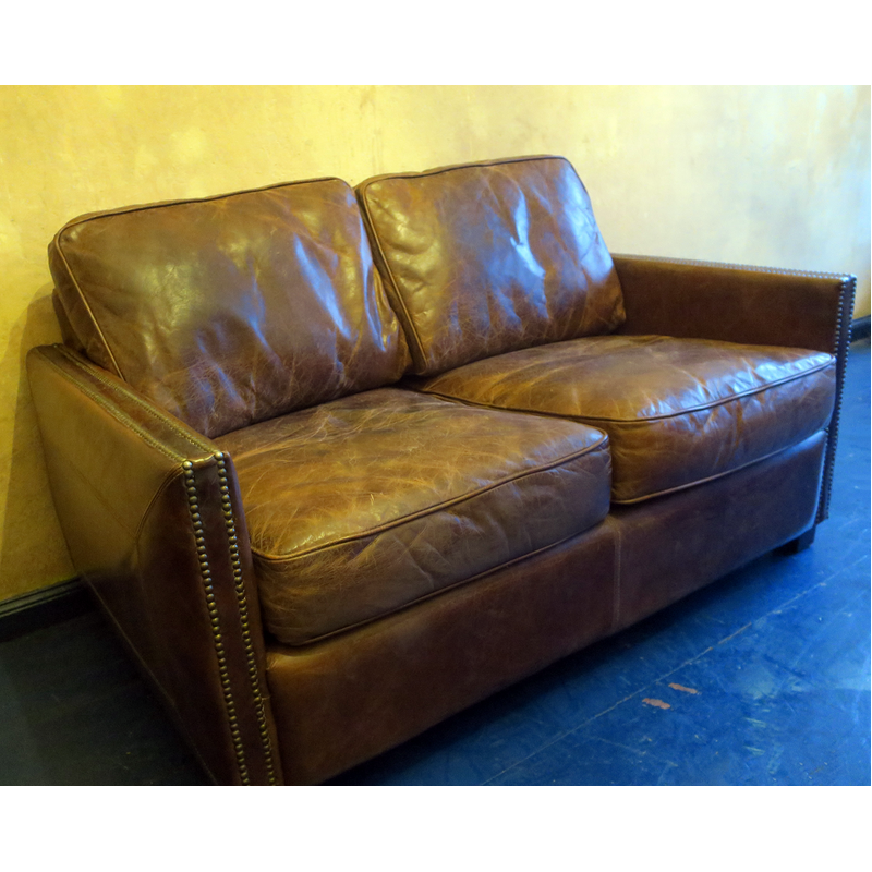 Vintage 2-Sitzer-Sofa aus braunem patiniertem Leder, abgesteppt mit  Messingnägeln