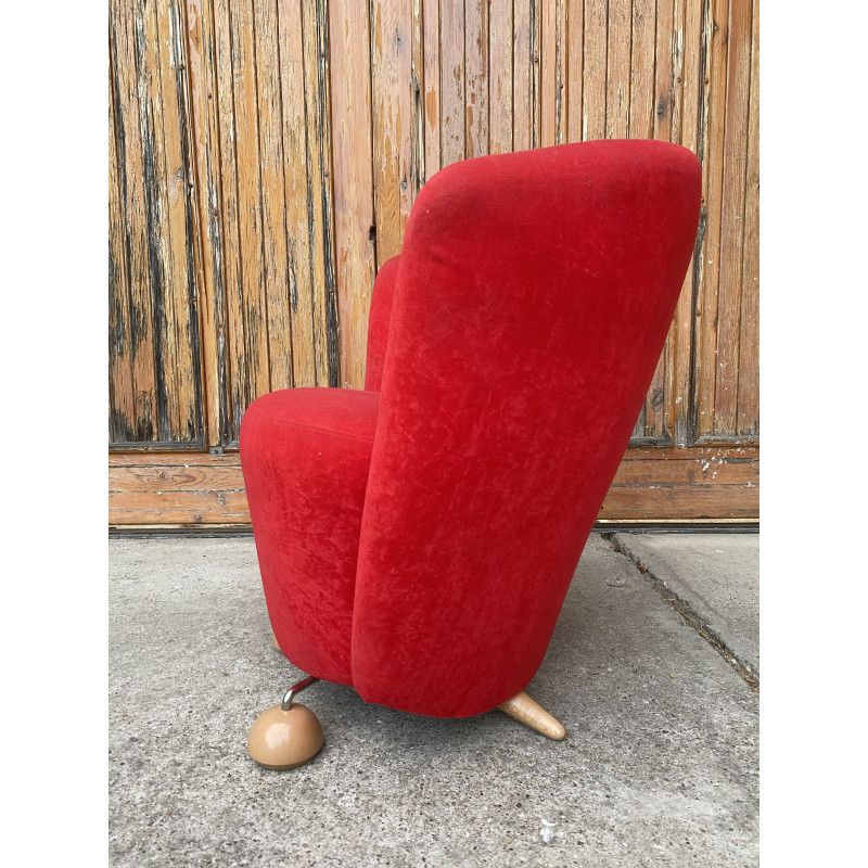 Roter Vintage-Sessel mit besonderen Beinen