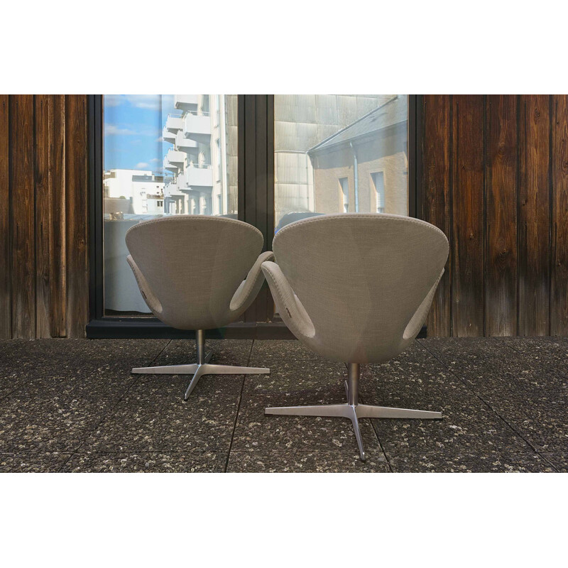 Coppia di poltrone vintage Swan di Arne Jacobsen, 2013