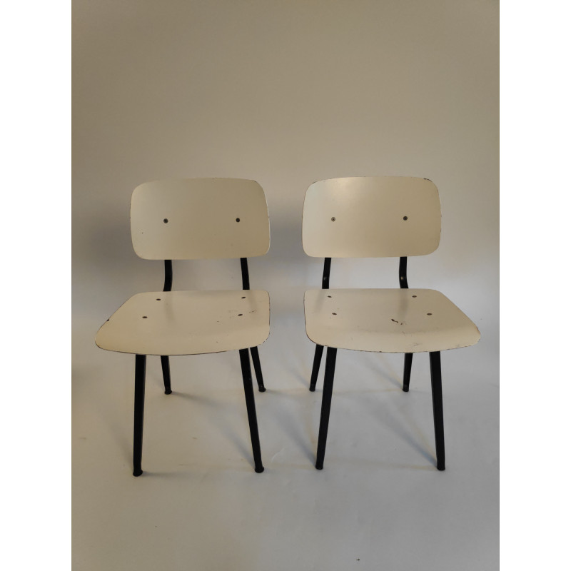 Paar witte Revolt vintage industriële stoelen van Friso Kramer voor Ahrend  De Cirkel, 1966