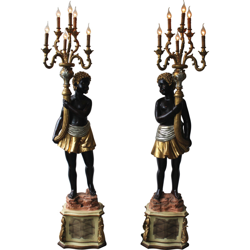 Paire de lampadaires vintage torchères aux nubiens en bois polychrome,  Italie