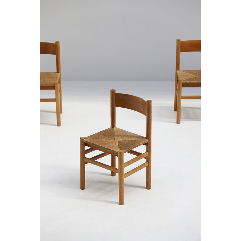 Vlek winkelwagen Marxistisch Set van 8 vintage houten stoelen met biezen zitting, 1970