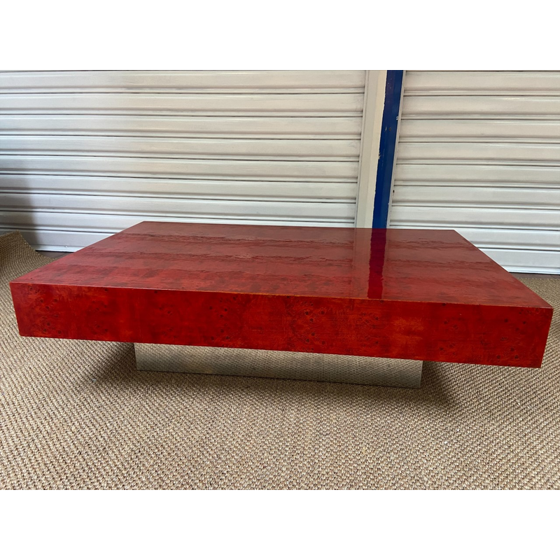 Table basse vintage en bois de loupe teinté rouge et aluminium par Mario  Sabot, 1970