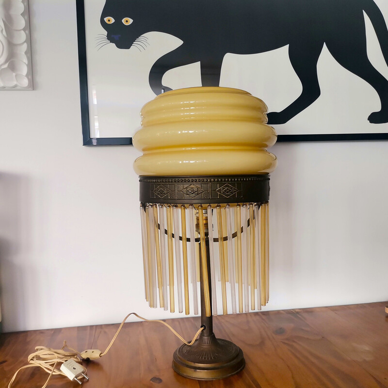 Lámpara de sobremesa Art Decó vintage de latón y cristal opalino amarillo  con borlas de flecos