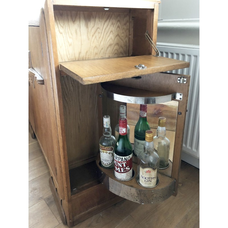 Aparador de madeira de carvalho vintage com armário de bebidas escondido