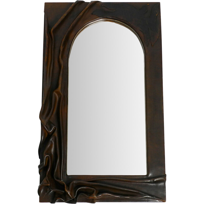 Espejo de pared vintage de madera con una elaborada y gruesa funda de cuero  fluido, años