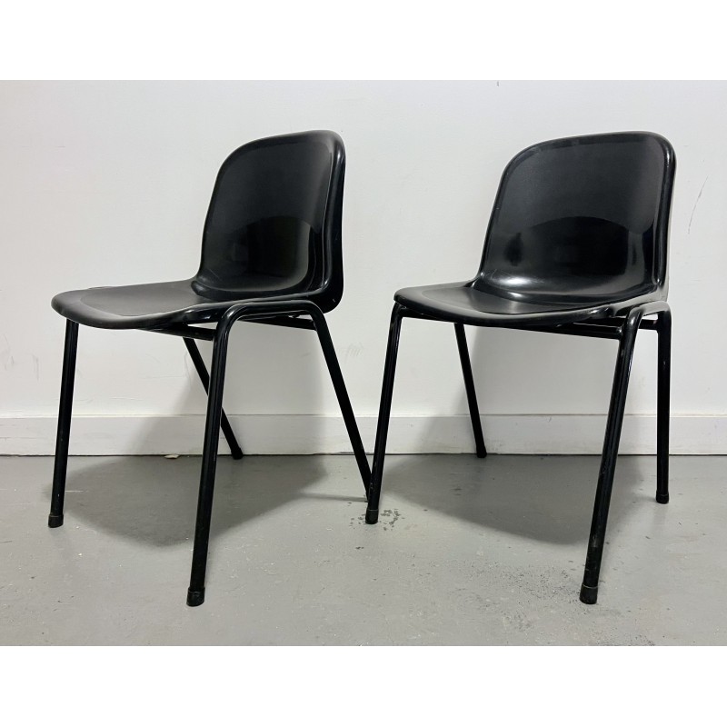 Paar vintage zwarte stapelstoelen