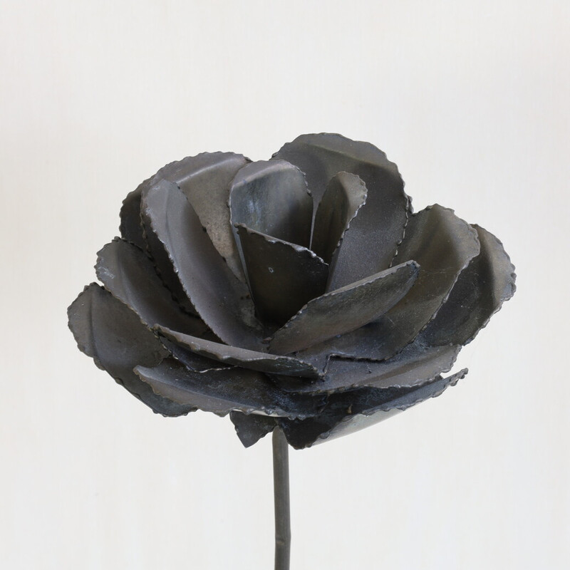Vintage-Rose aus gemeißeltem Metall