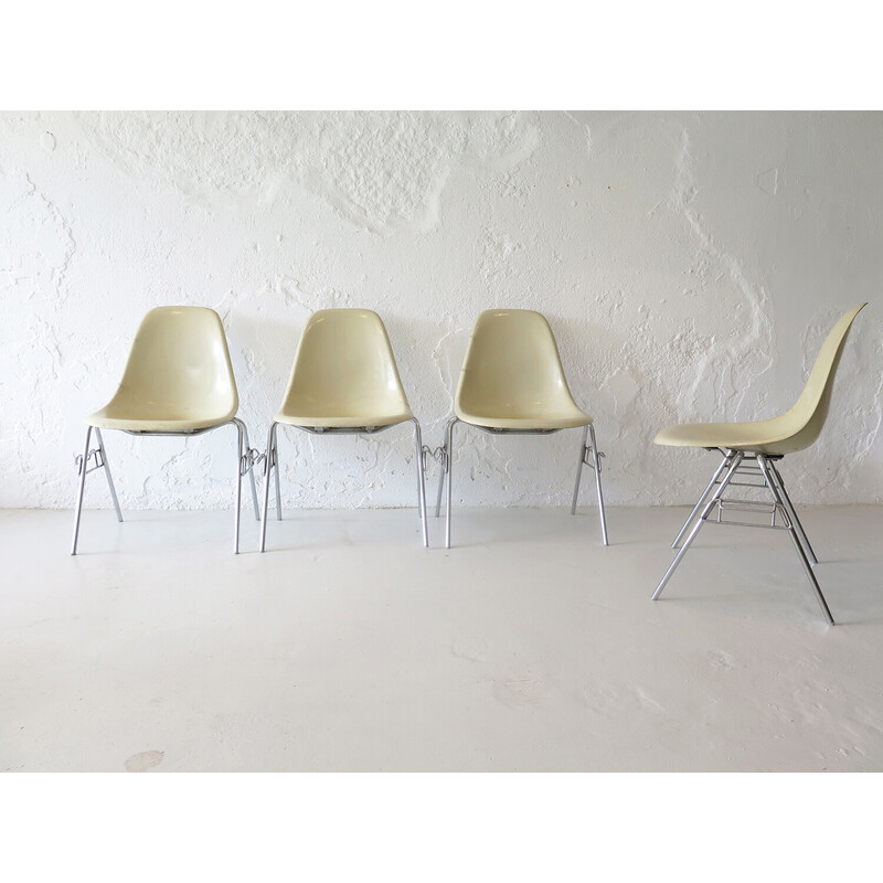 Ensemble de 4 chaises Eames vintage en fibre de verre