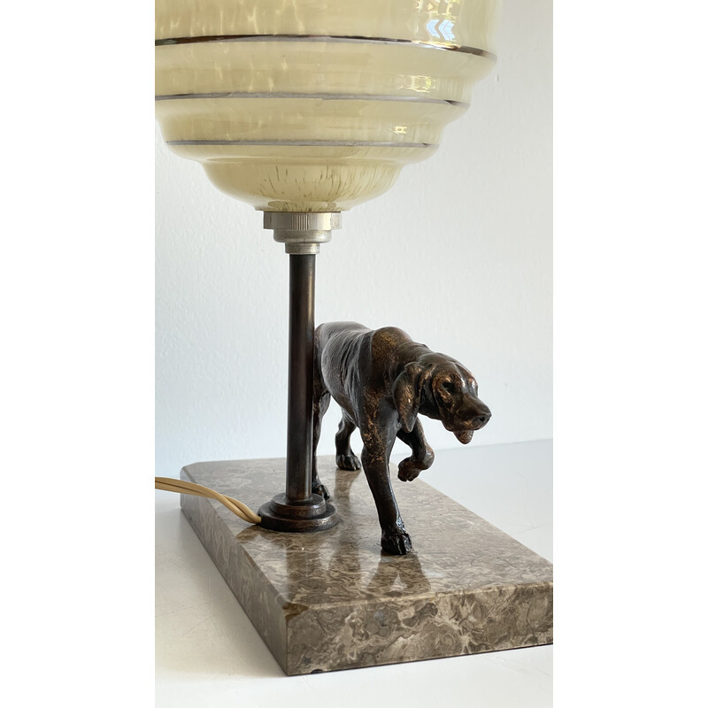 Lampe art déco vintage sur marbre chien à l'affut