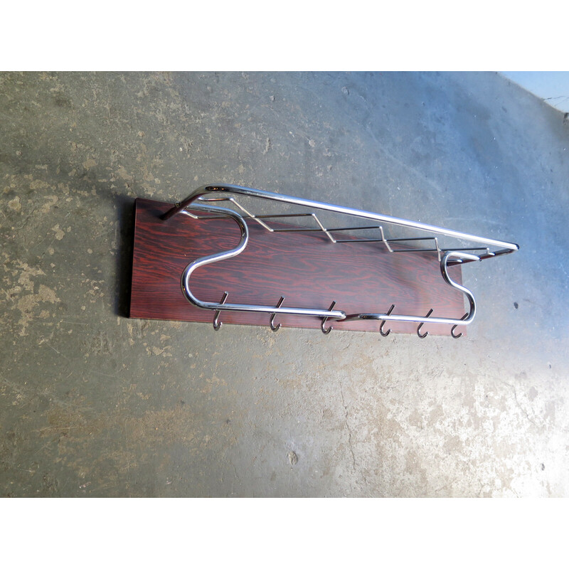 Gancho de revestimento de metal cromado vintage num suporte de madeira folheada