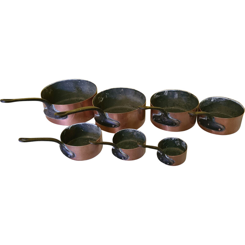 Ensemble de 7 casseroles vintage en cuivre avec poignées en fonte, France  1900