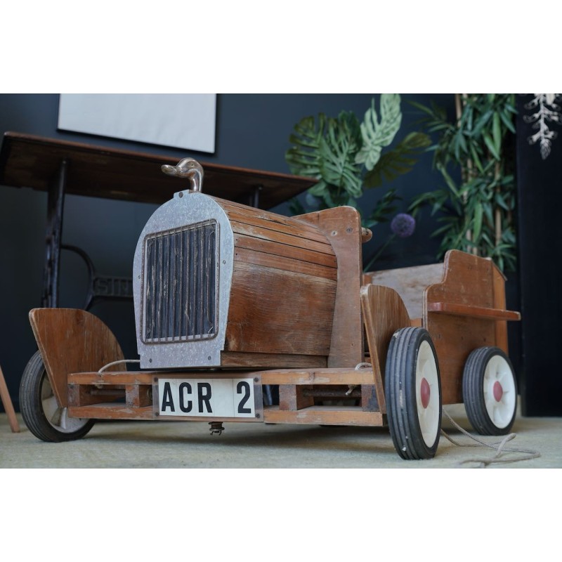 Oldtimer-Spielzeugauto aus Holz