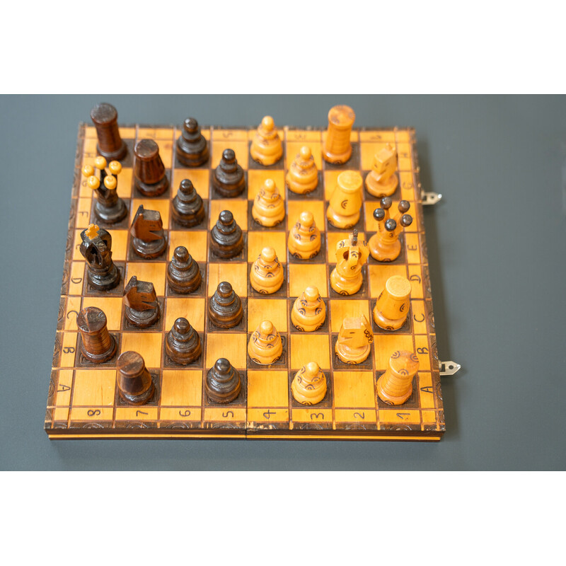 Tabuleiro de xadrez de madeira vintage e figuras