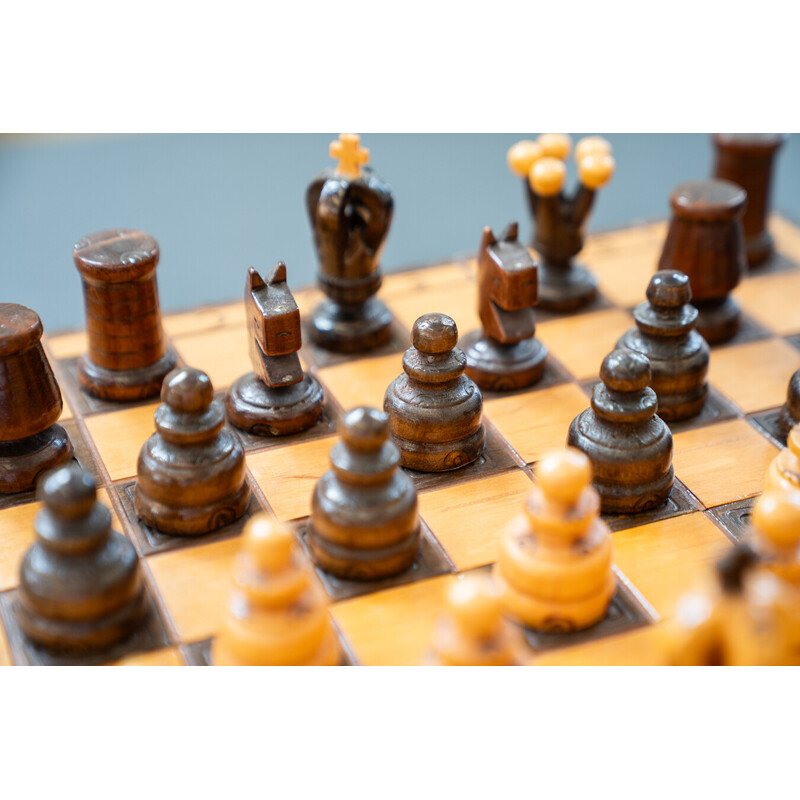 Tabuleiro de xadrez de madeira vintage e figuras