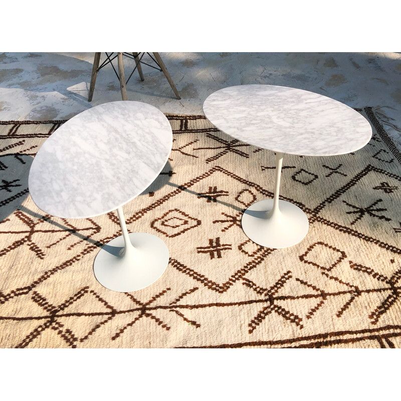 Pair of vintage pedestal tables in cast iron and marble by Eero Saarinen  for Knoll International