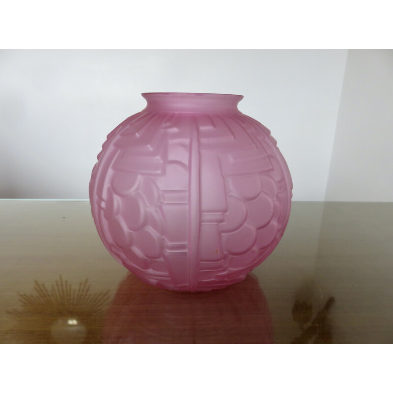 Vase vintage boule Art Deco en verre moulé rose, France 1940