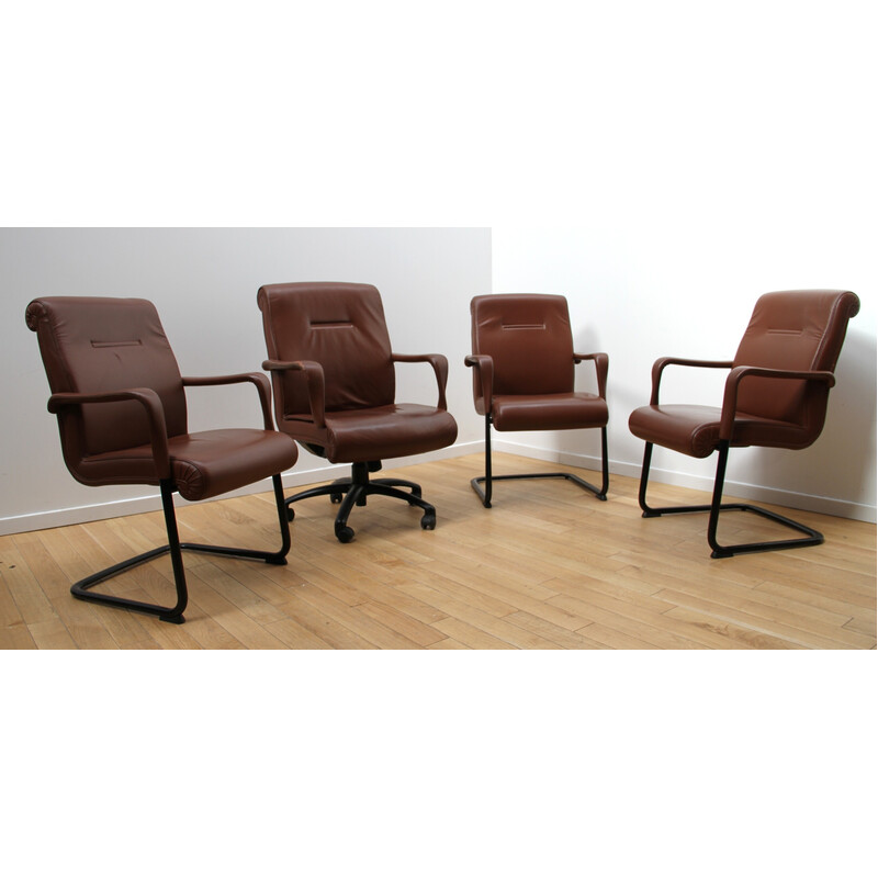 Conjunto de 4 cadeiras de escritório vintage da Poltrona Frau em metal  preto manchado e pele