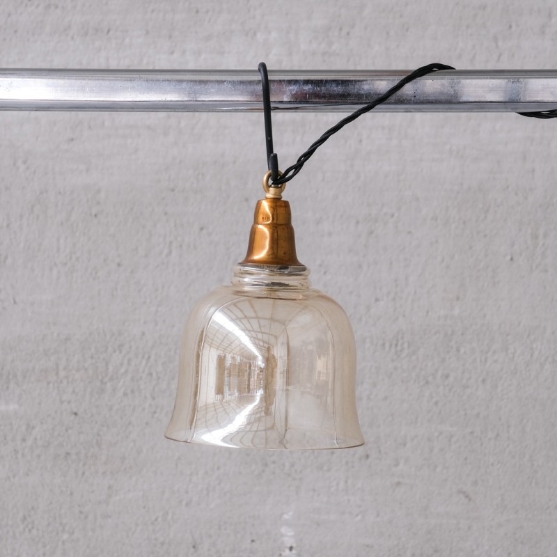 Suspension vintage "pendentif cloche" en laiton et verre fumé, France 1960
