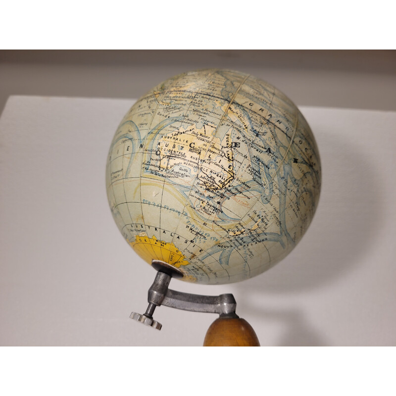 Globe terrestre dressé par j forest édité par girard barrere & thomas