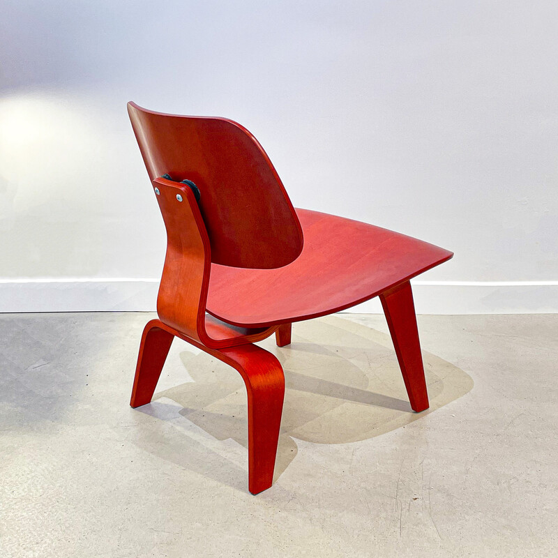 Chaise vintage LCW en frêne teinté rouge de Charles et Ray Eames pour  Herman Miller, 2000