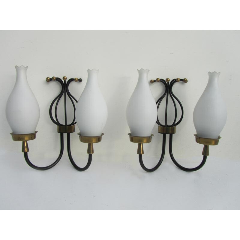 Set vintage di lampadari e appliques in vetro opalino e ottone - 1950
