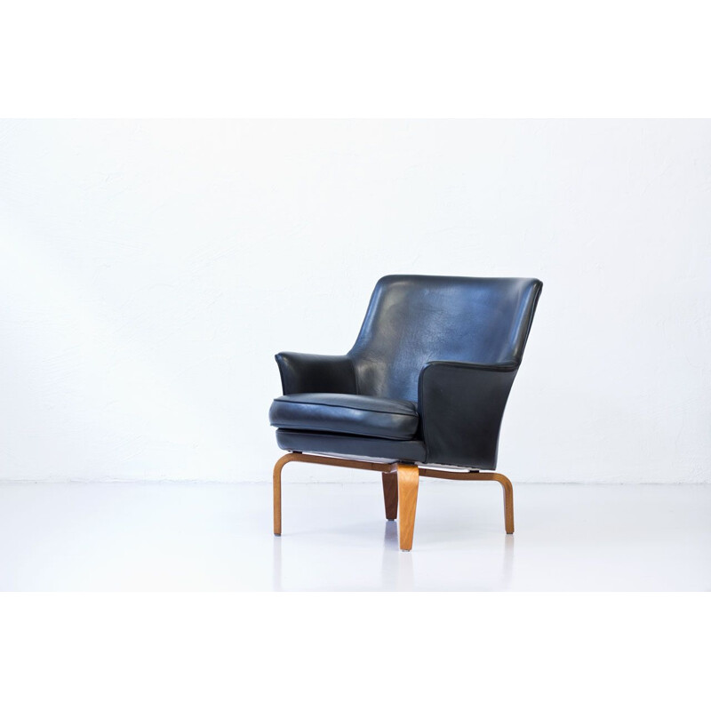 Vintage pilot armchair in leather and stained beech by Arne Norell