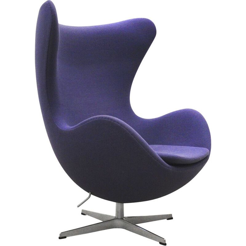 Violetter Sessel "Egg chair" von Arne Jacobsen für Fritz Hansen