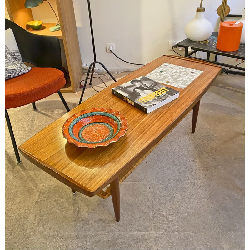 Table basse vintage scandinave avec plateau en paille tressée